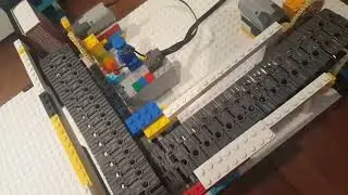 I built a working Lego Conveyor Belt!