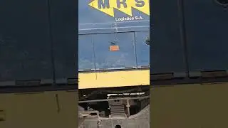 Locomotiva MRS Super Seven na cauda empurrando trem da bauxita.