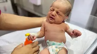 Feeding to a newborn cute baby🥰🧑&zwj;🍼| first cry in our NICU✨😇 #nicucare #newbornbaby #neonatologist 