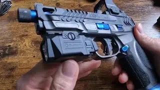 Посмотрите распаковку фонаря Olight PLX.