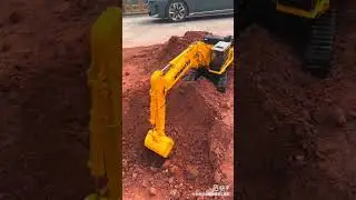 #- Komatsu Kobeko excavators, wheel loaders, Cat 777 E RC work trucks