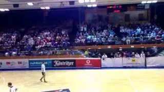 Laola-Welle beim 27:17 gegen den SVHU in der Werner-A&szlig;mann-Halle