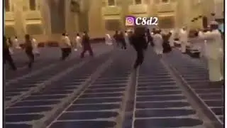 يتسابقون على الصف الاول في المسجد مااحلاه من سباق
