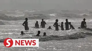 Karachi residents head to the beach to cool down in heatwave