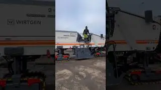 Wirtgen W210i 🥰 podczas załadunku z rampy - 3️⃣0️⃣ ton na chudych n&oacute;żkach 😉