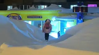 Bergeweise Neuschnee im sibirischen Norilsk