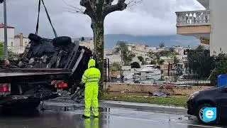 Cotxe xoca contra un habitatge a Empuriabrava