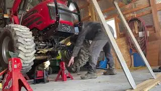 У автомобиля Mahindra 5010 заблокировалась передняя ось, в результате чего ось и дифференциал выр...