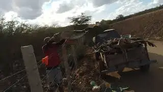 O vídeo de hoje o Antônio Rocha mais Alexandre carregando uma carroça de Paiva