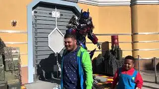Встреча с Оптимусом Праймом из &laquo;Трансформеров&raquo; в октябре 2025 г. | Universal Studios Hollywood