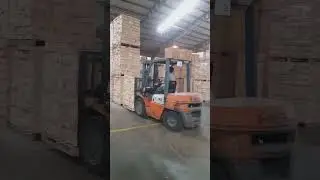 sungguh luar biasa skill operator forklift ini