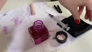 Como colocar tinta em um cartucho de caneta tinteiro usando uma seringa