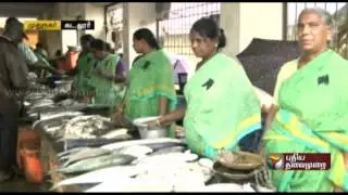 Fisher women wear Black badge in fish market in Nagai against to 5 tamil fishermen death sentence