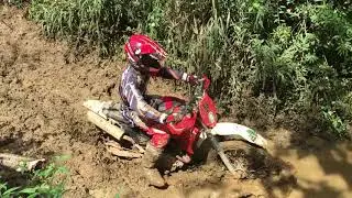 CRF 230 passando no atoleiro em Itatiaiu&ccedil;u MG