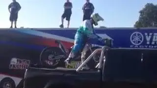 Piloto fazendo bek fiple en cima de camionete
