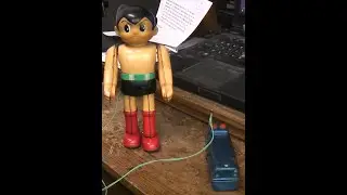 Короткая демо-версия редкой игрушечной проводной игрушечной игрушки Astro Boy 1960-х годов. Отрем...