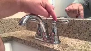 Затяните ослабленный рычаг на смесителе Moen Brantford.