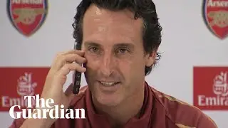 Unai Emery answers journalist's phone during Arsenal press conference