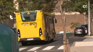Una guagua amarilla circula estos días por Santa Cruz de Tenerife