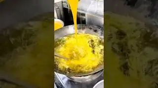 The golden egg floss in the egg fried rice is deep fried #streetsfoods