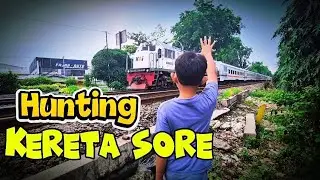 Cuci motor sambil lihat kereta#keretaapi #jpl #keretabaru #train #keretaekonomi 