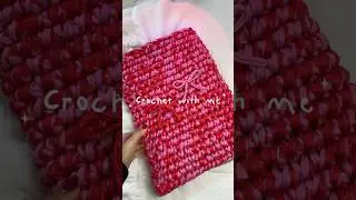 Tutorial porta notebook, ipad ou kindle no canal! Passo a passo em croch&ecirc; usando fio de malha 💌✨