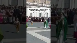 Cuando mam&aacute; y pap&aacute; te dicen no corras en la Iglesia, pero quieres saludar al Papa.