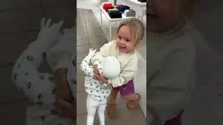 Дочь не хочет отпускать поддельного ребенка #шорты