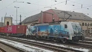 Durchfahrt der 386 020-2 mit einem Containerzug in Linz Hbf am 23.1.2026