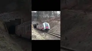 Osobn&yacute; vlak s Dunihlavom vych&aacute;dza z tunela #shortvideo #shorts #youtubeshortvideo #train #vlaky
