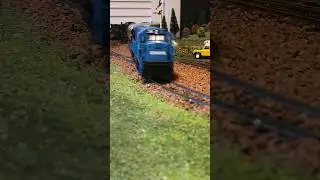 Watch B23-7 power through treacherous tight curves on British railway #modelrailway #bachmann #train