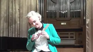 Borb&aacute;la Seres plays on a box guitar for kids