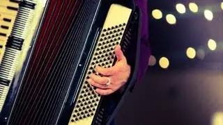 How to Move Accordion While Playing | Accordion Lessons