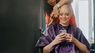 Смеющиеся женщины с бритой/лысой головой и смелые женщины 2026