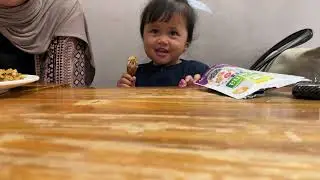Kinan makan malam bersama ayah dan bunda.🥰🥰