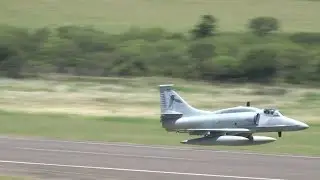 A4AR Fightinghawk pasaje - low pass - Aeropuerto Resistneica - Fuerza Aerea Argentina