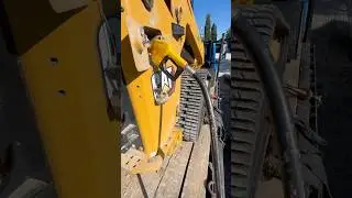 Бейте по нему, пока не сломается!!💥 Засыпаем фундамент нового дома с помощью мини-погрузчика CAT ...