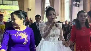 Cô Dâu hát về mẹ trong đám cưới