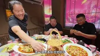 华子和胖哥相聚，10个下酒硬菜，一人怒喝一瓶白酒一瓶啤酒过瘾 #朋友小聚 #怒喝系列 #放飞自我 #酒逢知己千杯少
