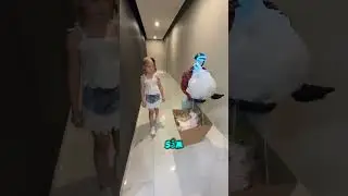Anh ch&agrave;ng sai lầm khi mua robot về chơi c&ugrave;ng con g&aacute;i của m&igrave;nh!