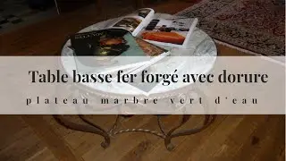 Table basse fer forg&eacute; avec dorure, plateau marbre vert d'eau