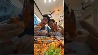 Впервые пробую краба в остром соусе в Сингапуре! 🦀