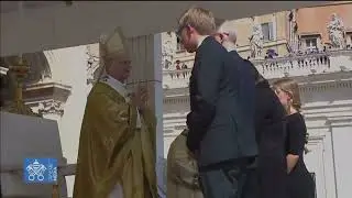 POPE LEO XIV Accepts Gifts from Carlo Acutis' Parents and Siblings During the Canonization Mass!