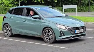 Irland 2025 , Auto`s fahren links ; Ирландия 2025: движение автомобилей по левой стороне дороги.