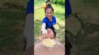 Самый странный способ есть лапшу 😂😳