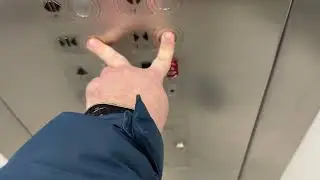 Гидравлический лифт MEI № 13 на северном фойе торгового центра Westfield World Trade Center в Ман...