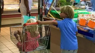 De compras con ni&ntilde;os en el Mercado Viejo de Ibiza
