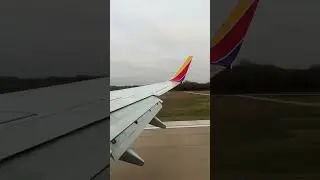 Overcast Southwest 737 landing in Austin #shorts
