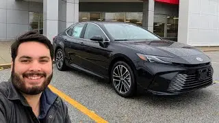 Toyota Camry XLE 2026 года в цвете «Полуночный черный металлик»