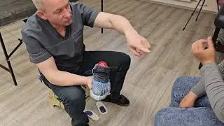 Школа Ног против кроксов, сланцев и обуви с плоской подошвой без фиксации.